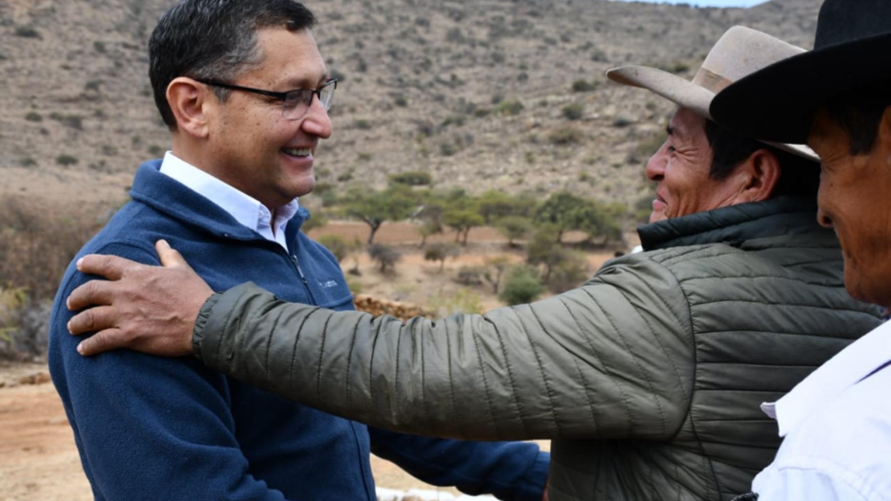 Oscar Montes junto a comunarios